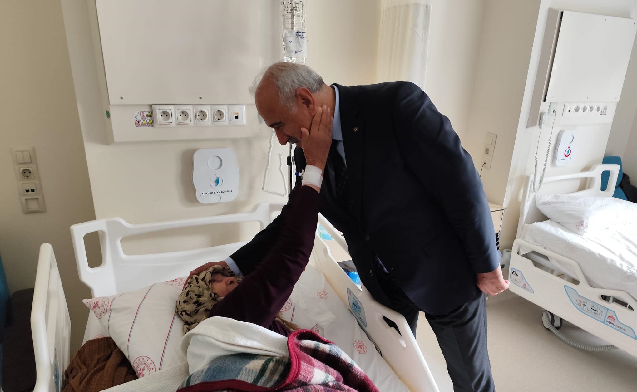 Çizikci tedavi gören hastaları ziyaret etti